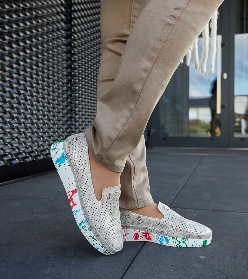 Beżowe półbuty na kolorowym koturnie