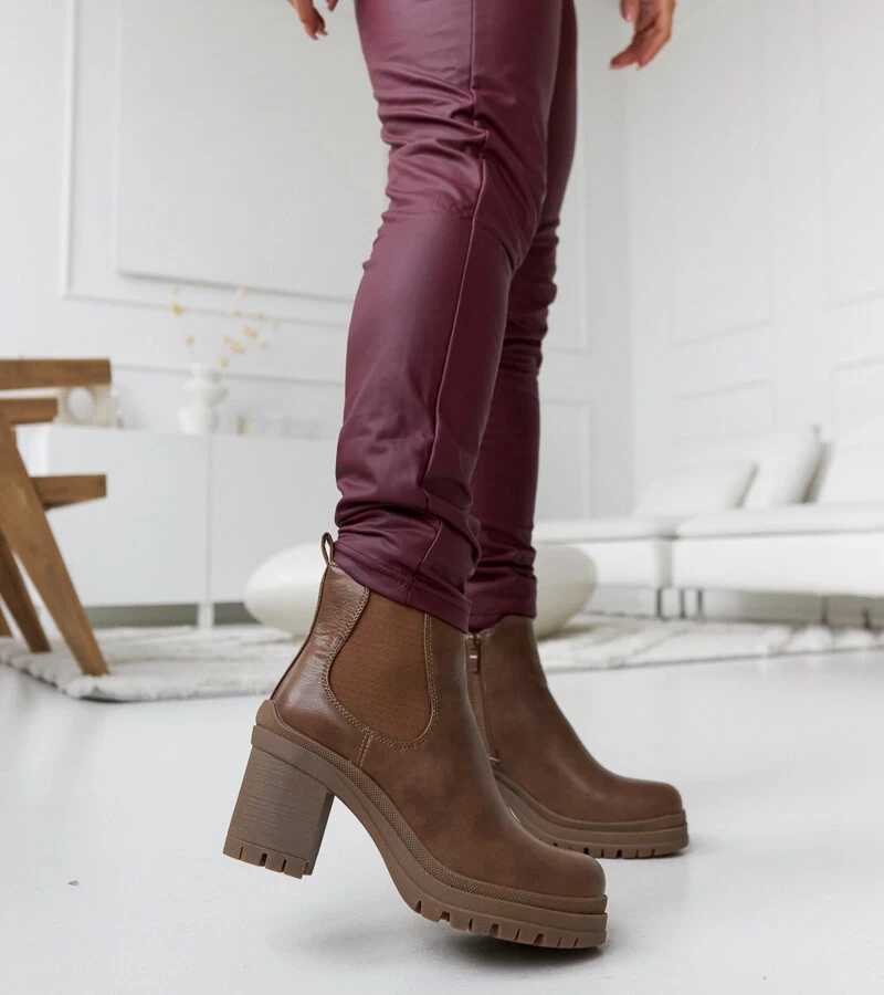 Ciemnobrązowe botki na niskim słupku