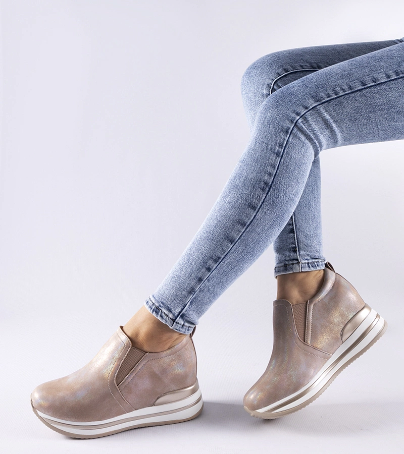 Jasnoróżowe wsuwane sneakersy na koturnie