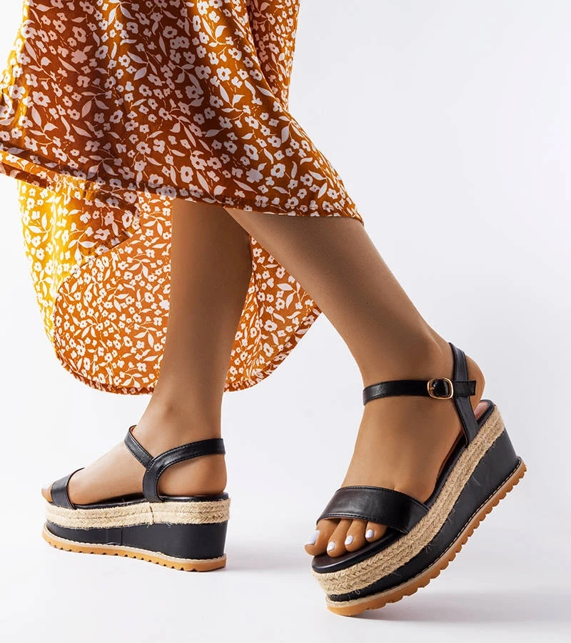 Czarne sandały na koturnie