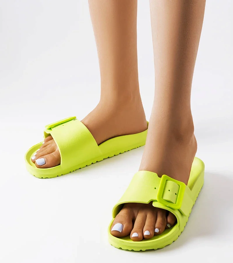 Zielone klapki zdobione klamerką