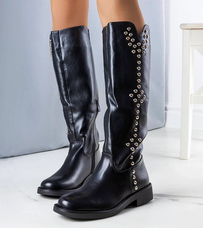 Czarne kozaki z ćwiekami