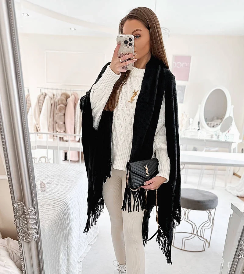 Czarna narzutka z frędzlami