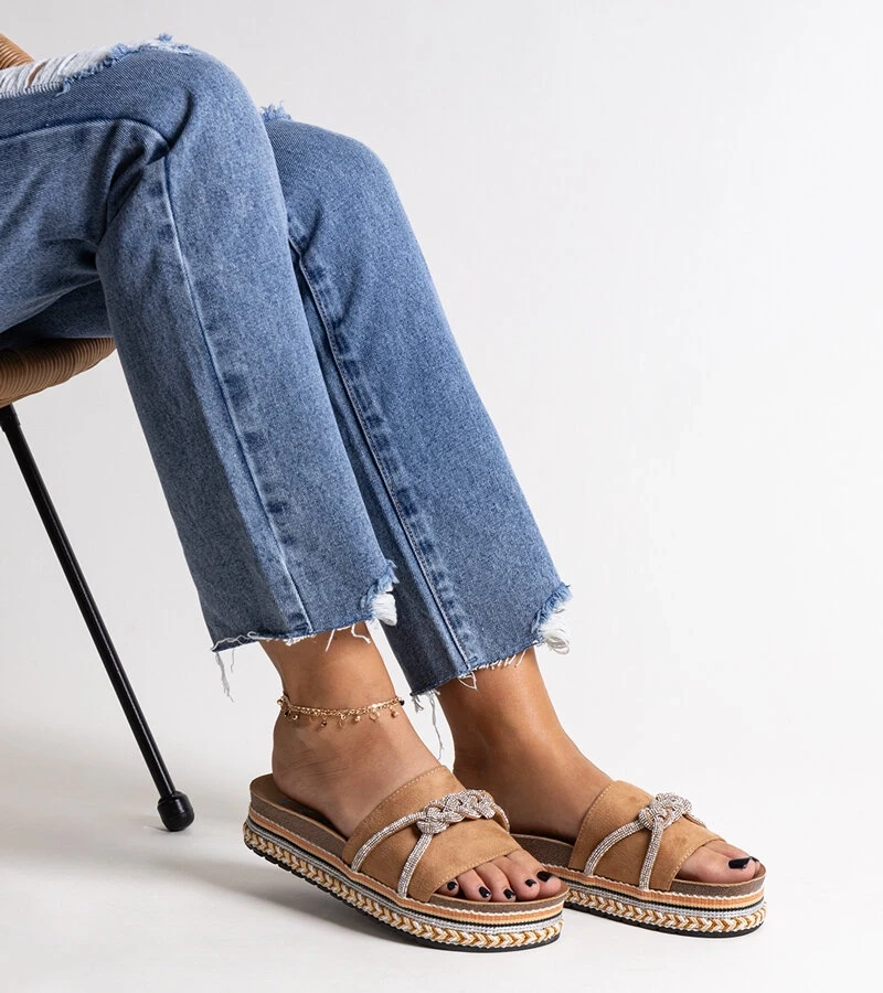 Brązowe klapki ozdobione kamyczkami