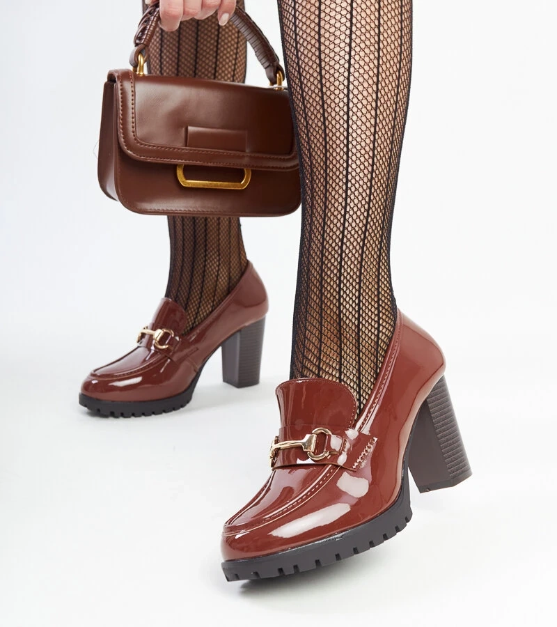 Brązowe lakierowane czółenka słupku