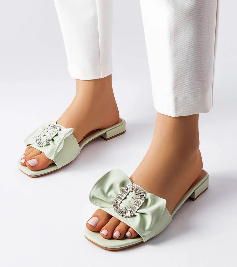 Zielone klapki eleganckie zdobione kokardą i cyrkoniami