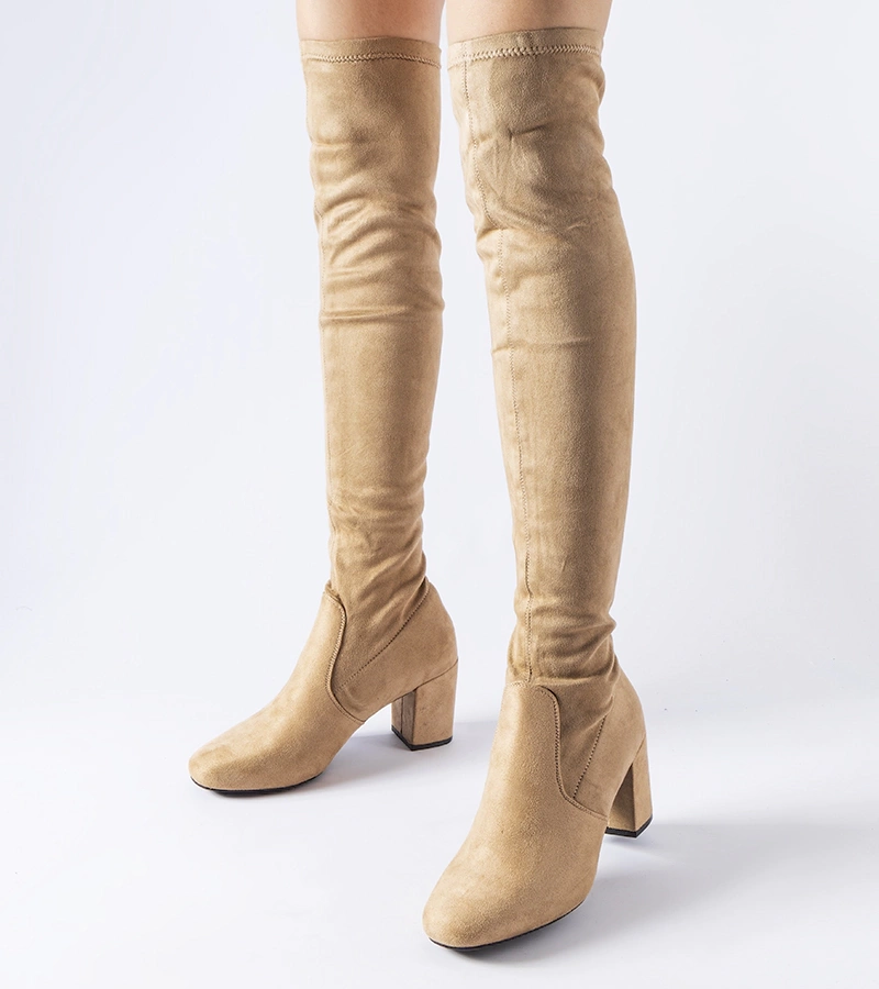 Beżowe skarpetowe długie kozaki na słupku