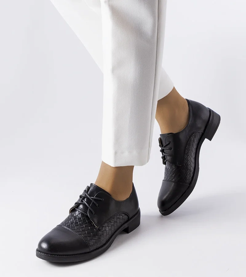 Czarne eleganckie półbuty z fakturowej ekoskóry