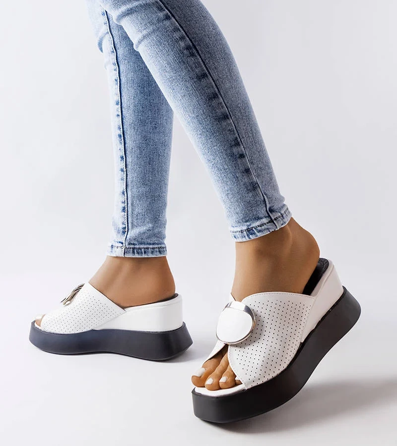 Białe klapki na platformie z marszczeniem