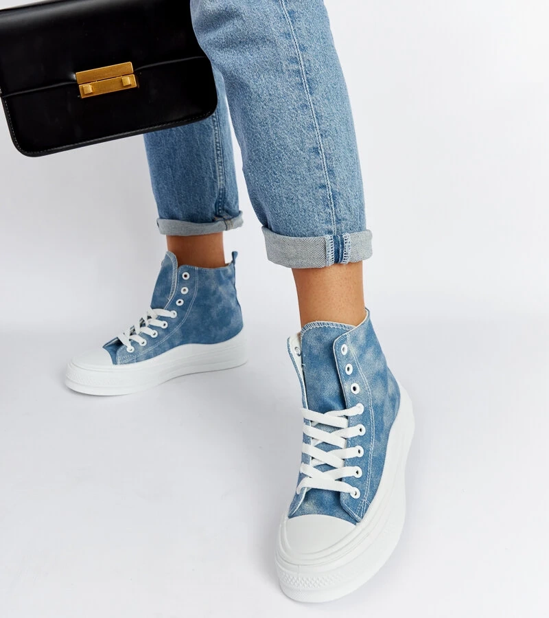 Niebieskie trampki na platformie