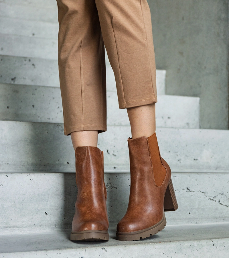 Brązowe wsuwane botki na słupku z eko-skóry