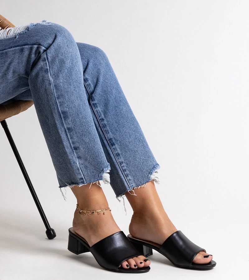 Czarne klapki na niskim słupku