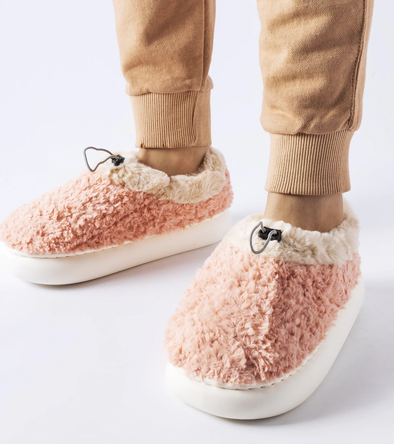 Różowe ciepłe kapcie z zakrytą piętą