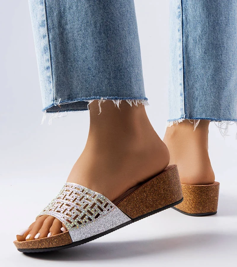 Srebrne klapki na koturnie zdobione cyrkoniami