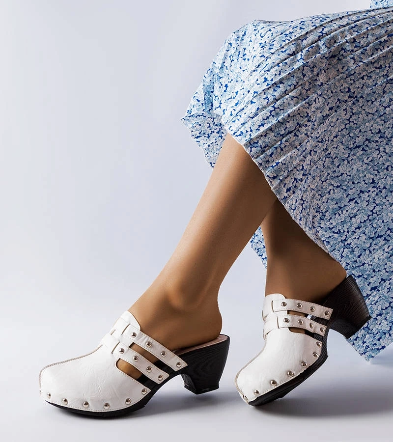 Białe chodaki na słupku