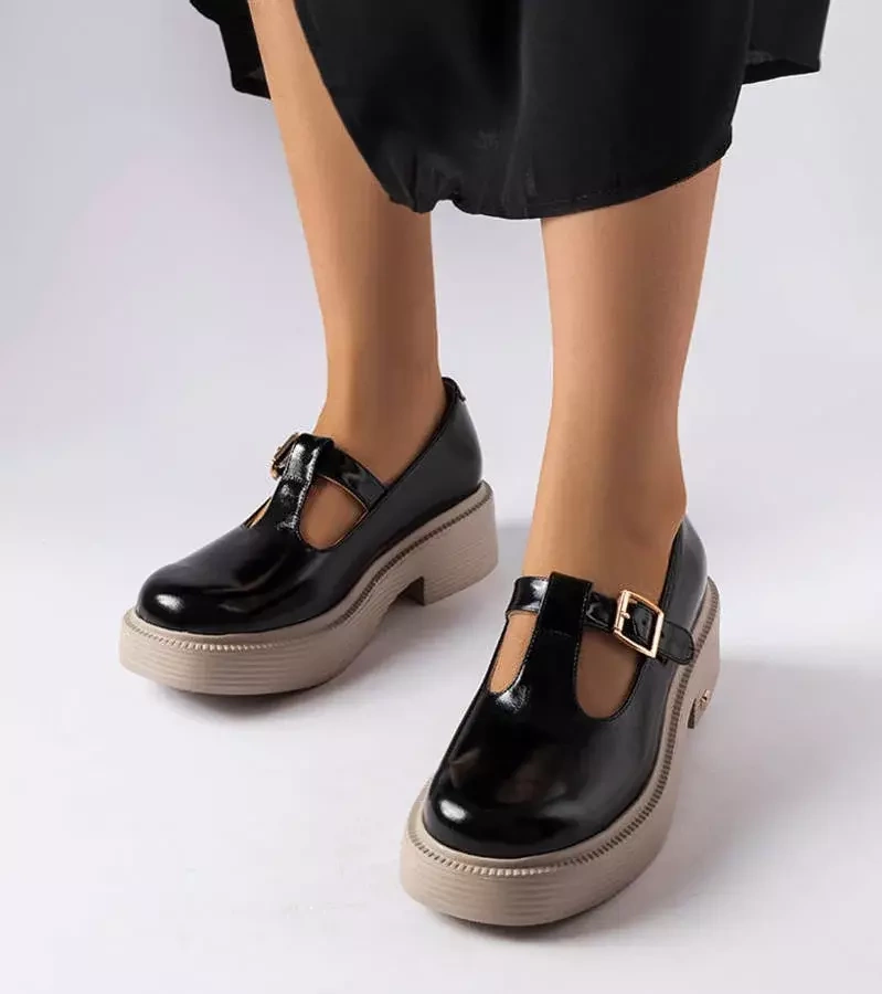 Czarne lakierowane półbuty Karino