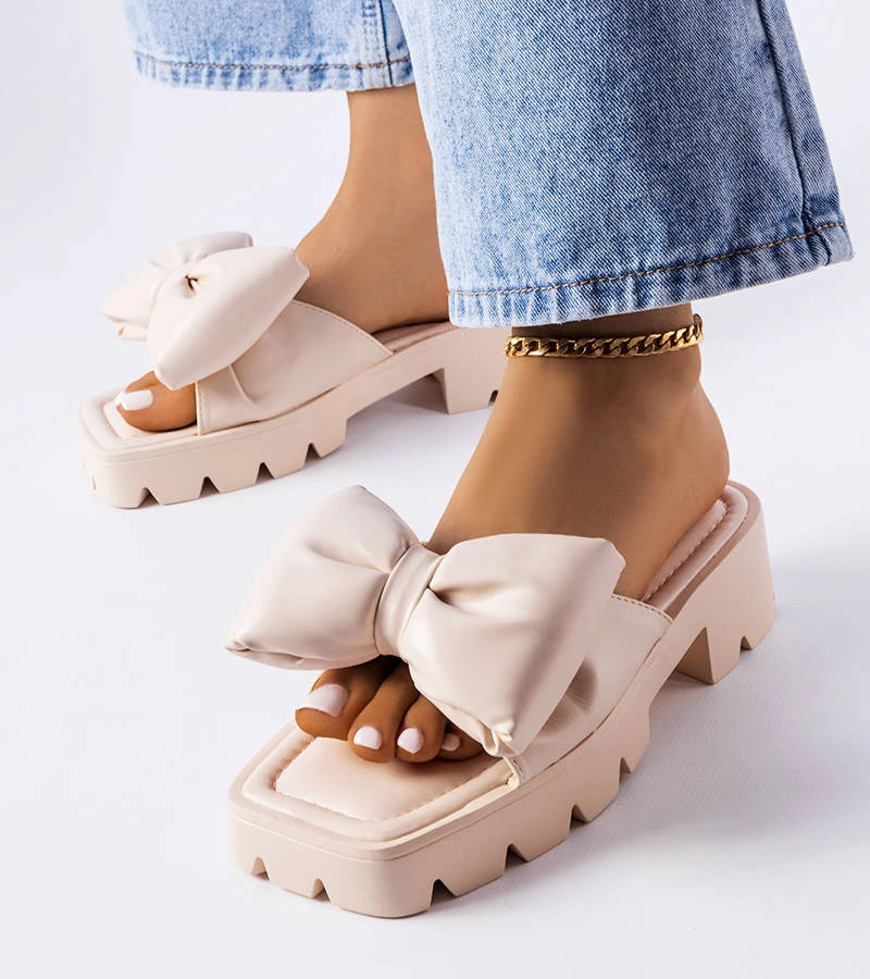 Beżowe klapki zdobione kokardą na masywnej podeszwie