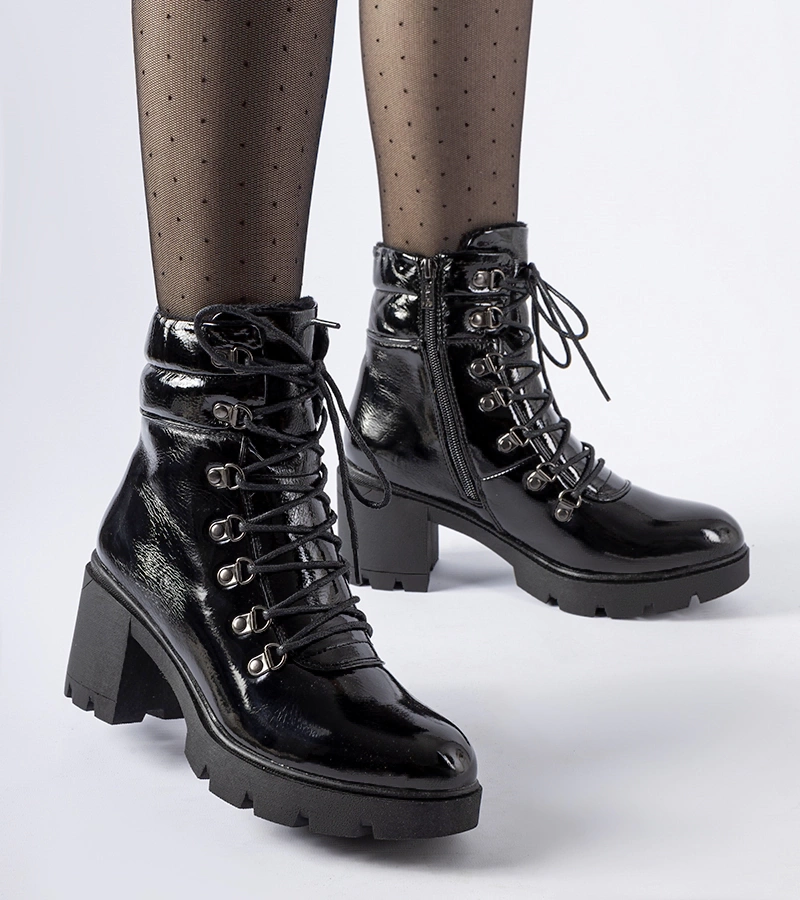 Czarne modne botki z wiązaniem