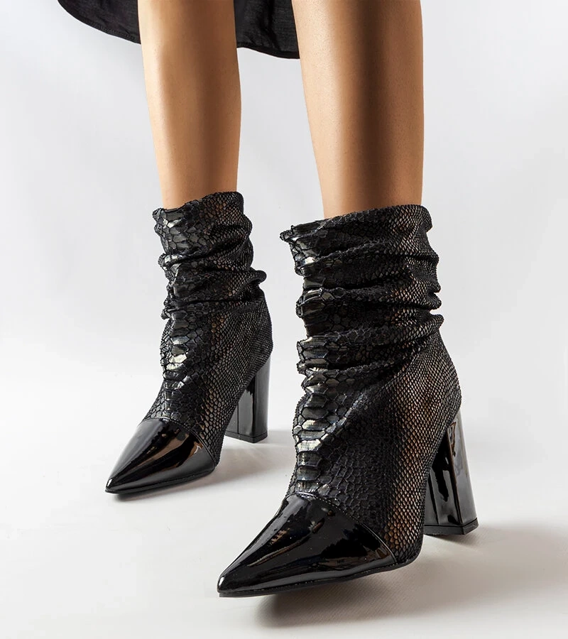 Czarne marszczone botki z lakierowanym noskiem