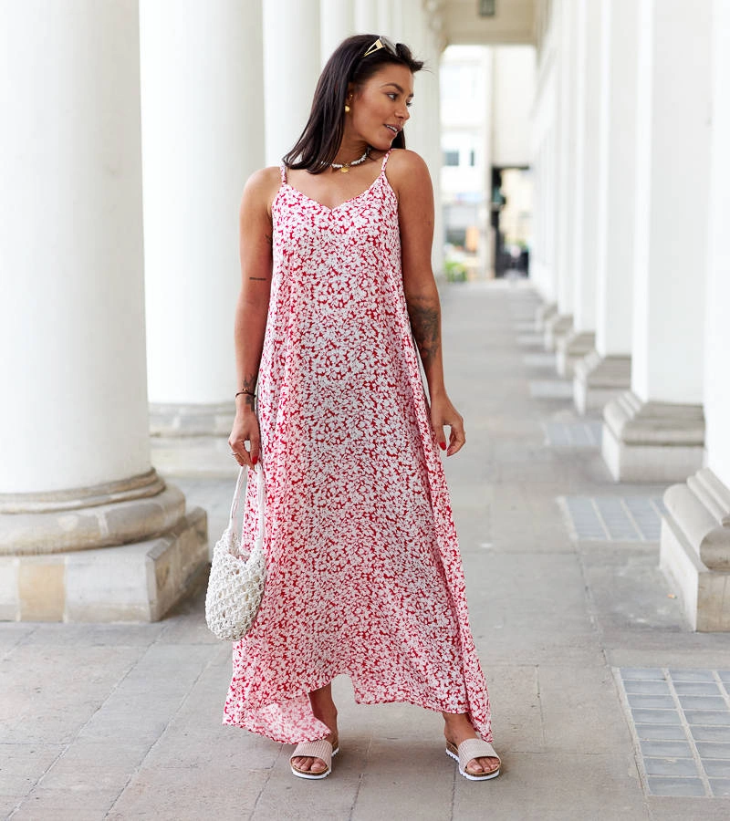 Czerwona sukienka na ramiączkach o luźnym kroju