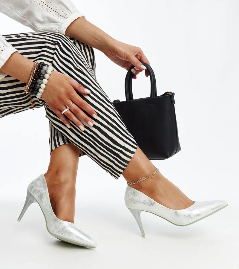 Srebrne metaliczne szpilki ze skórzaną wkładką