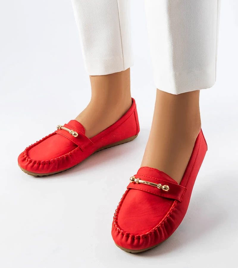 Czerwone mokasyny z metalową aplikacją