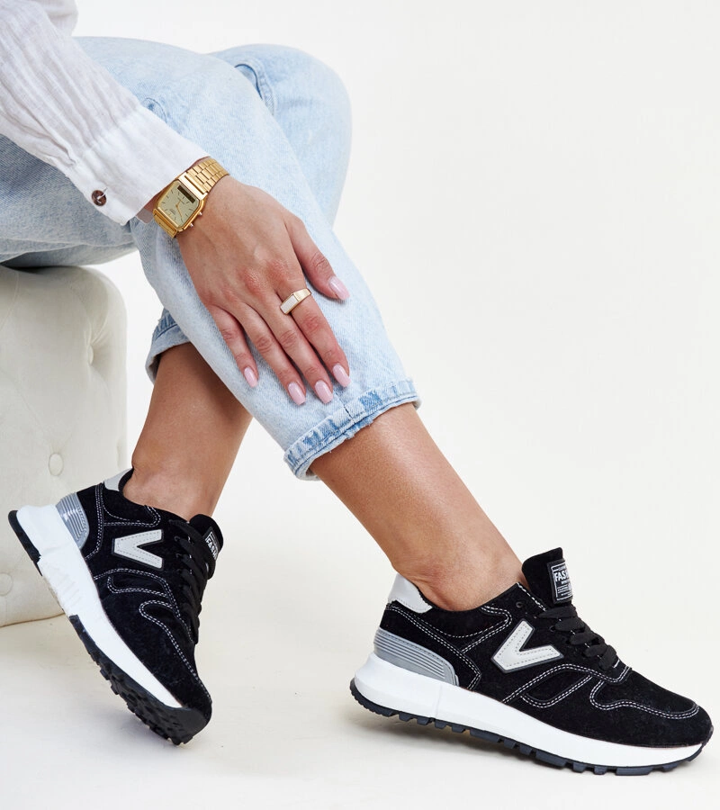 Czarne sneakersy na grubszej podeszwie