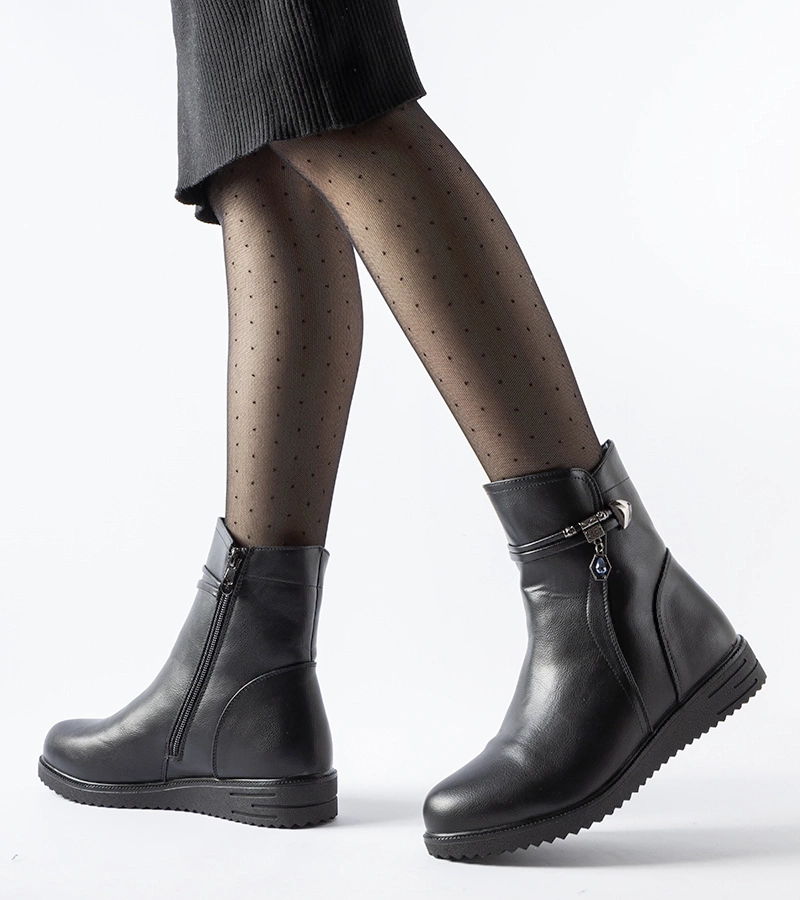 Czarne ocieplane botki z ozdobną zawieszką