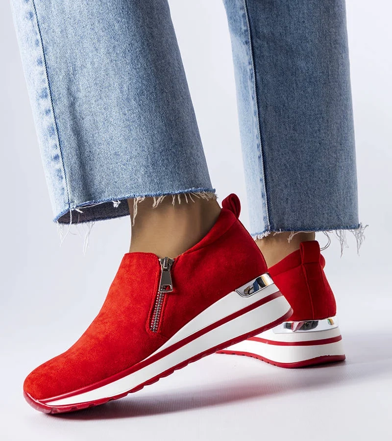 Czerwone sneakersy na koturnie