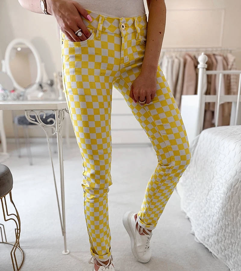 Żółte spodnie w szachownicę