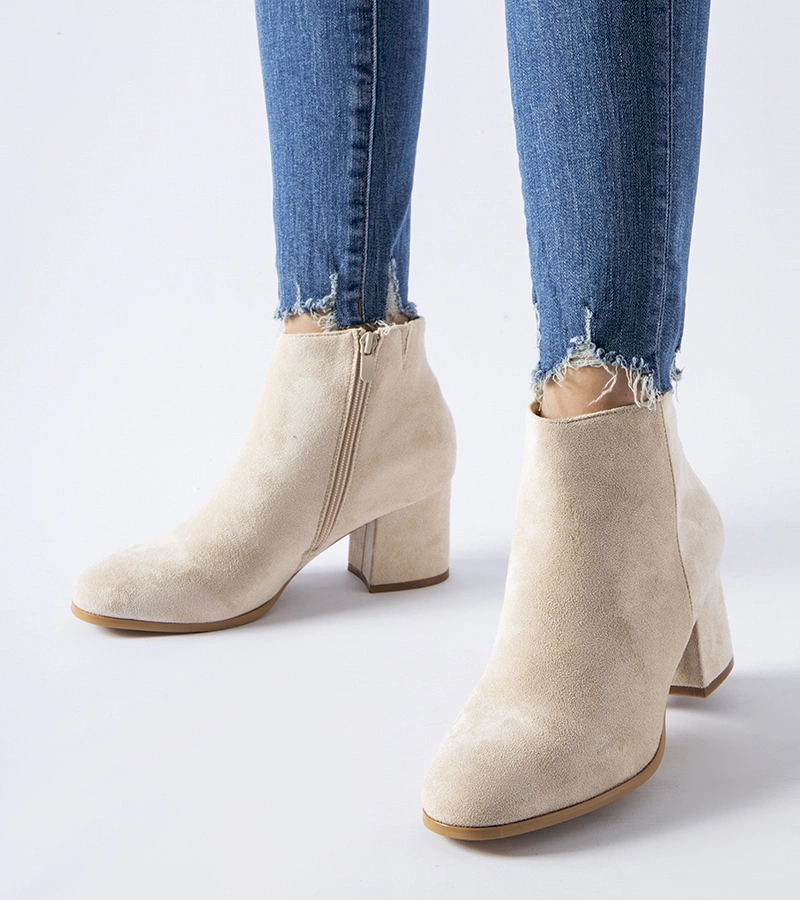 Beżowe botki na niskim słupku z imitacji zamszu