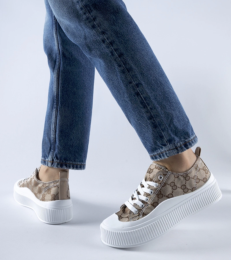 Brązowe trampki zdobione monogramem