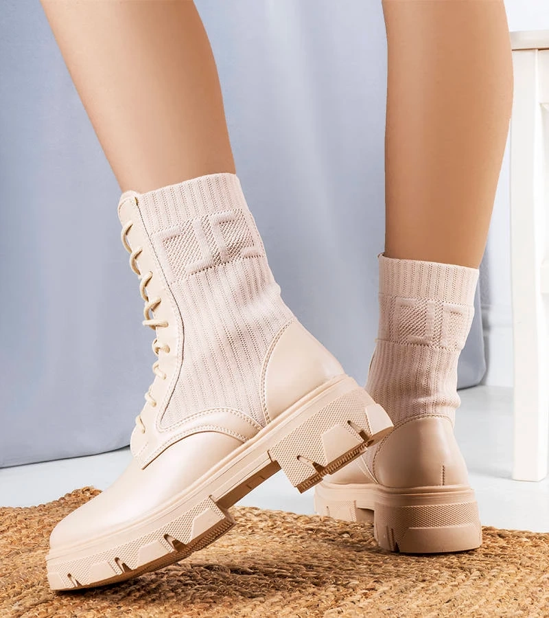 Beżowe traperki z materiałowymi wstawkami