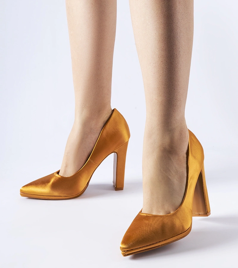 Brązowe satynowe czółenka na słupku