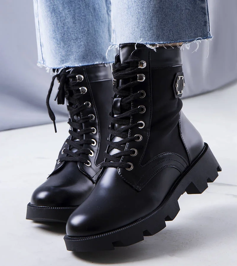 Czarne ocieplane botki