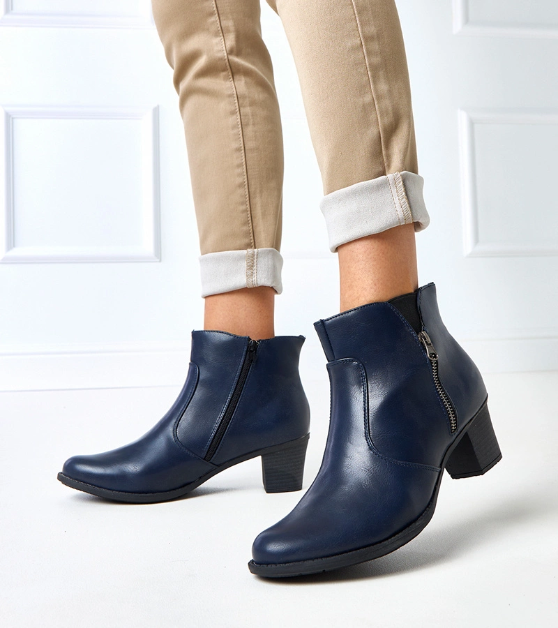 Granatowe botki na słupku