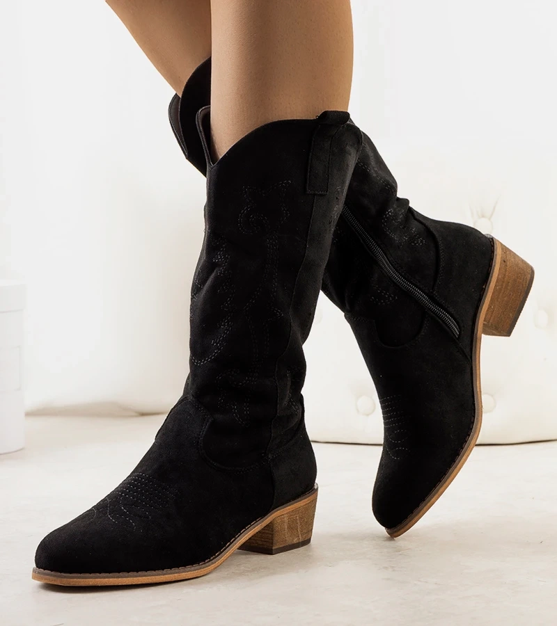 Czarne kozaki typu kowbojki