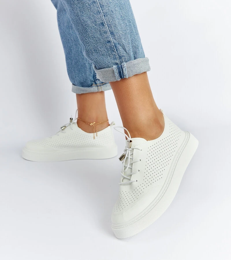 Białe perforowane tenisówki