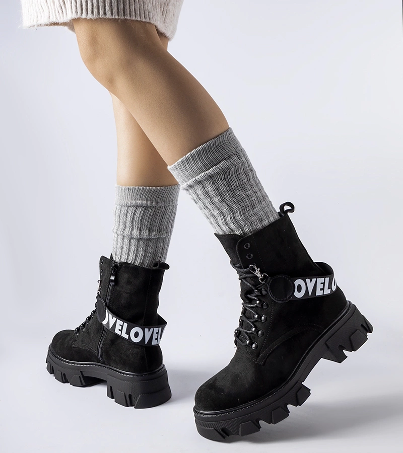 Czarne botki z ozdobnym odpinanym paskiem