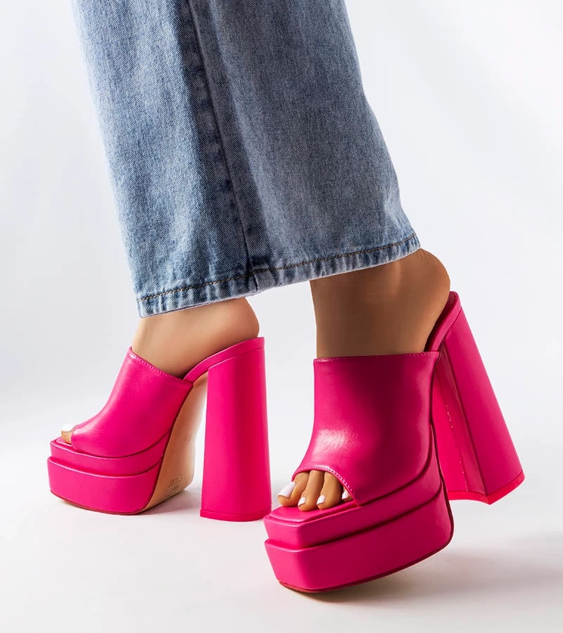 Różowe klapki na klocku