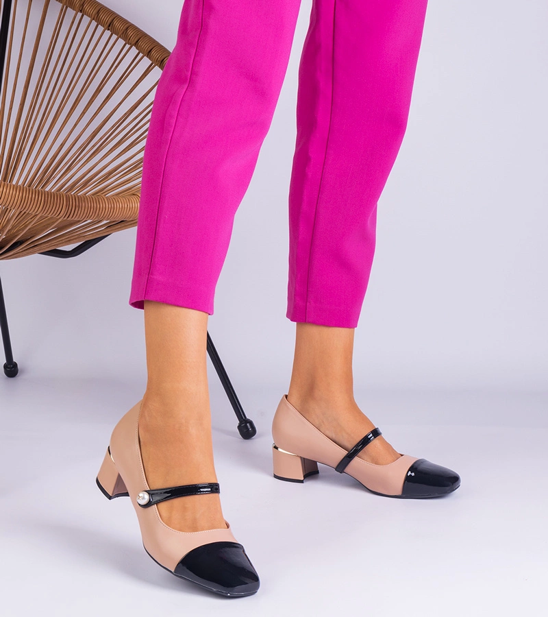 Hers czółenka damskie beżowe na słupku z lakierowanym noskiem