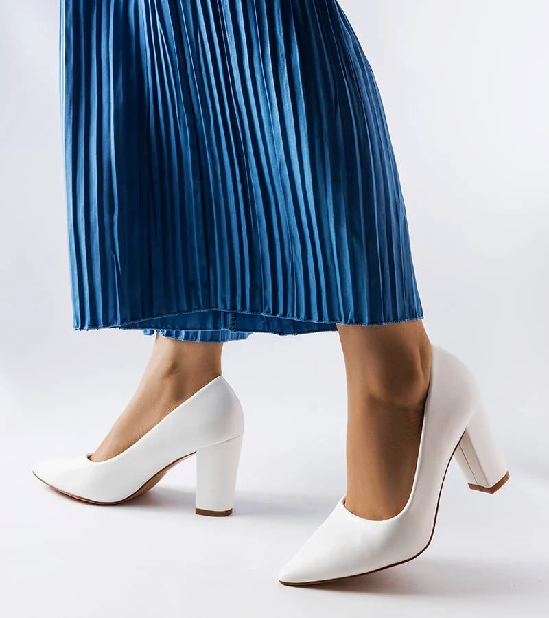 Białe czółenka na słupku