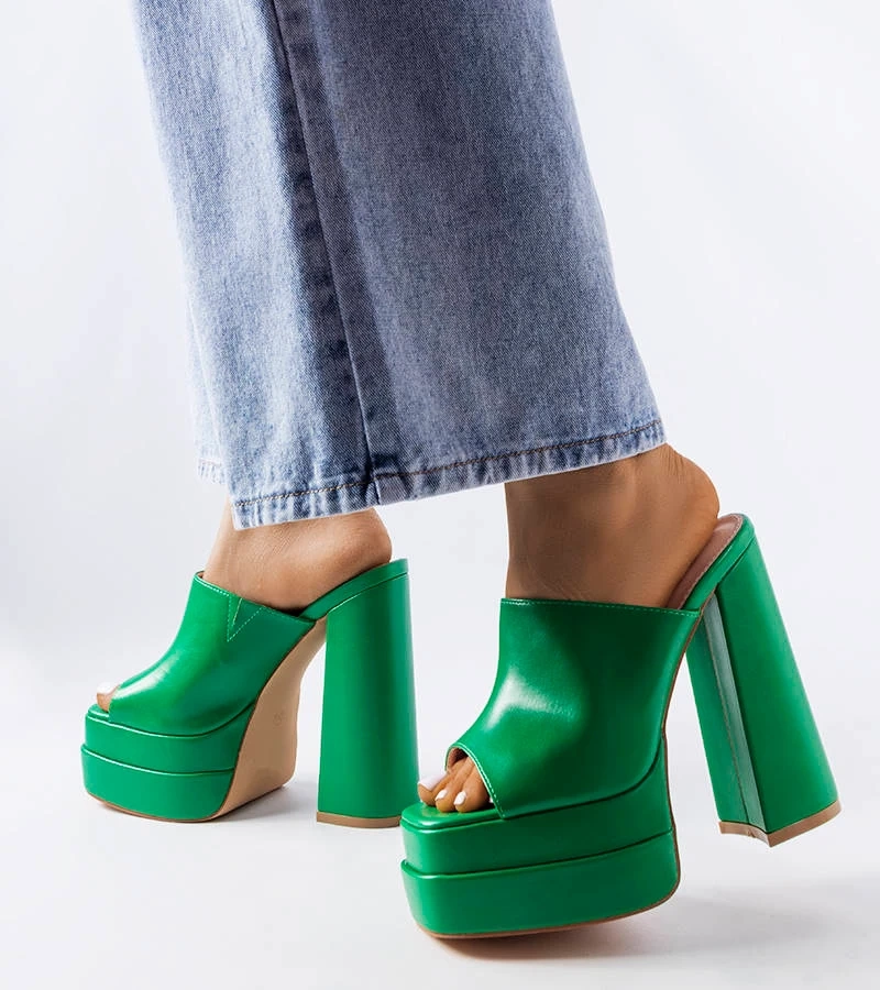 Zielone klapki na wysokim słupku