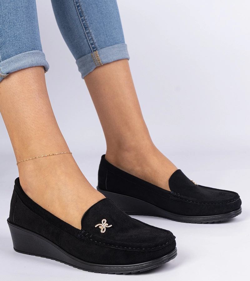 Hers Czarne mokasyny damskie na koturnie z ekozamszu