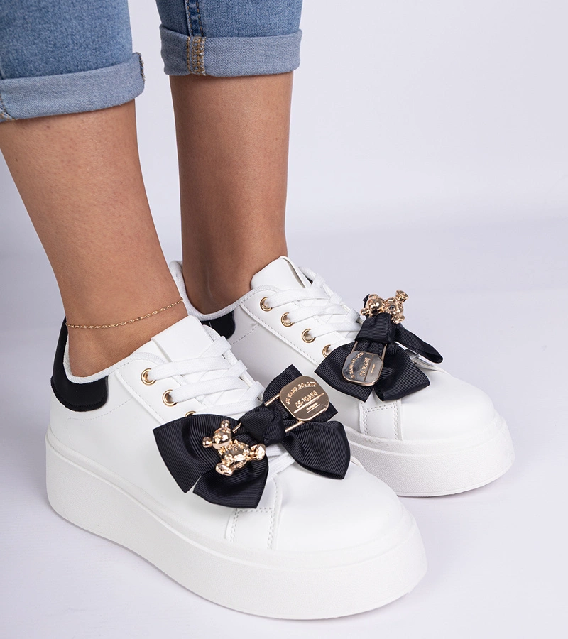 Hers Czarne sneakersy zdobione kokardką i złotym misiem