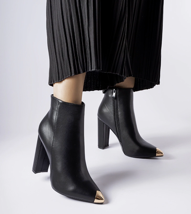 Czarne botki z metalowym czubkiem