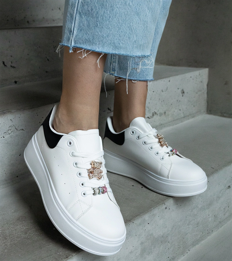 Białe sneakersy na platformie zdobione misiem