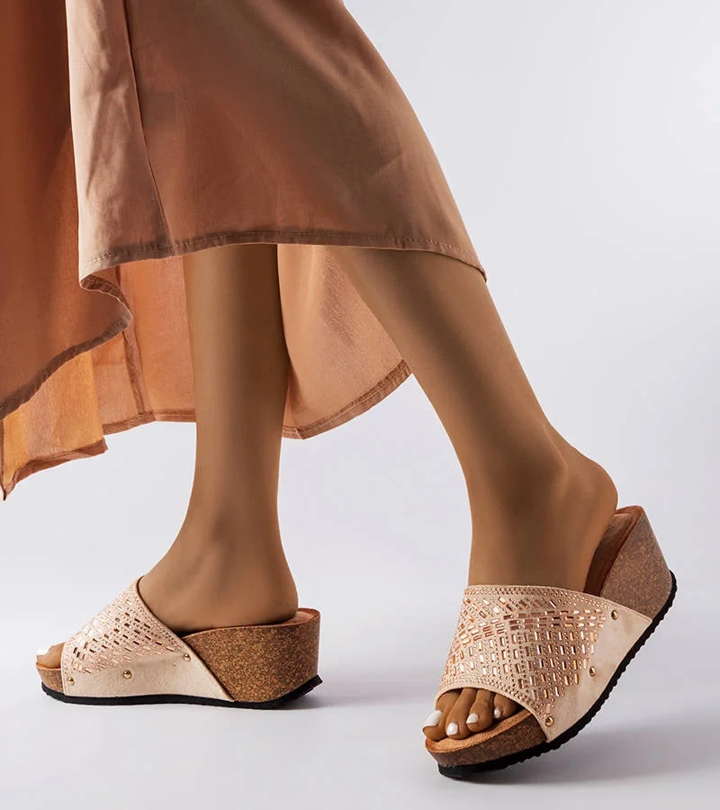 Beżowe klapki na koturnie z cyrkoniami