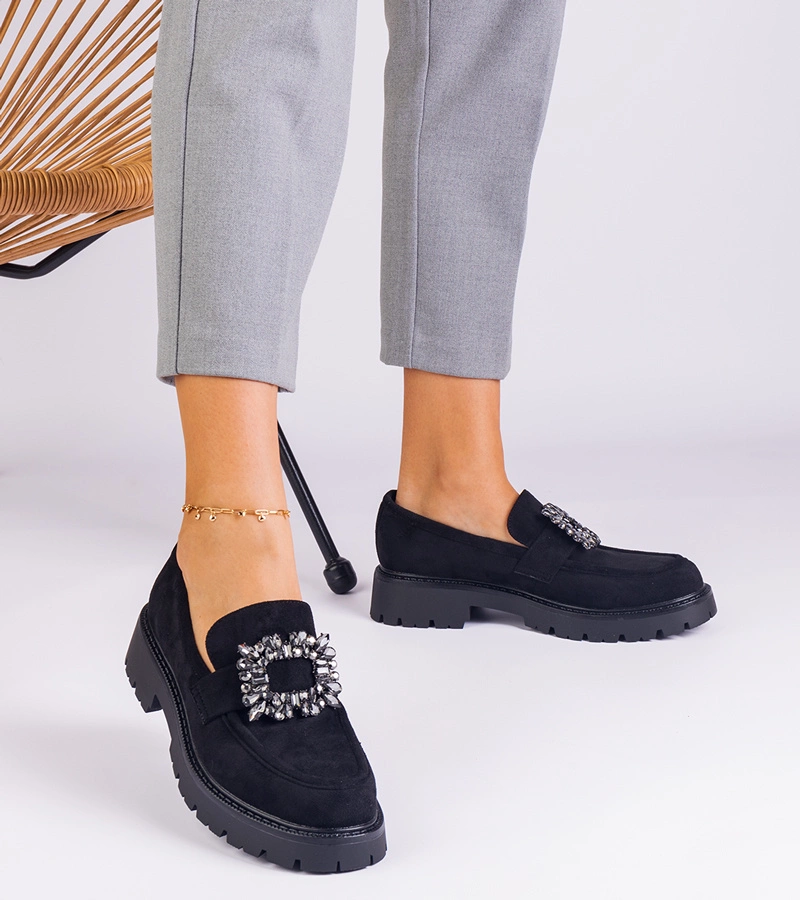 Hers mokasyny damskie czarne z ekozamszu z elegancką ozdobą