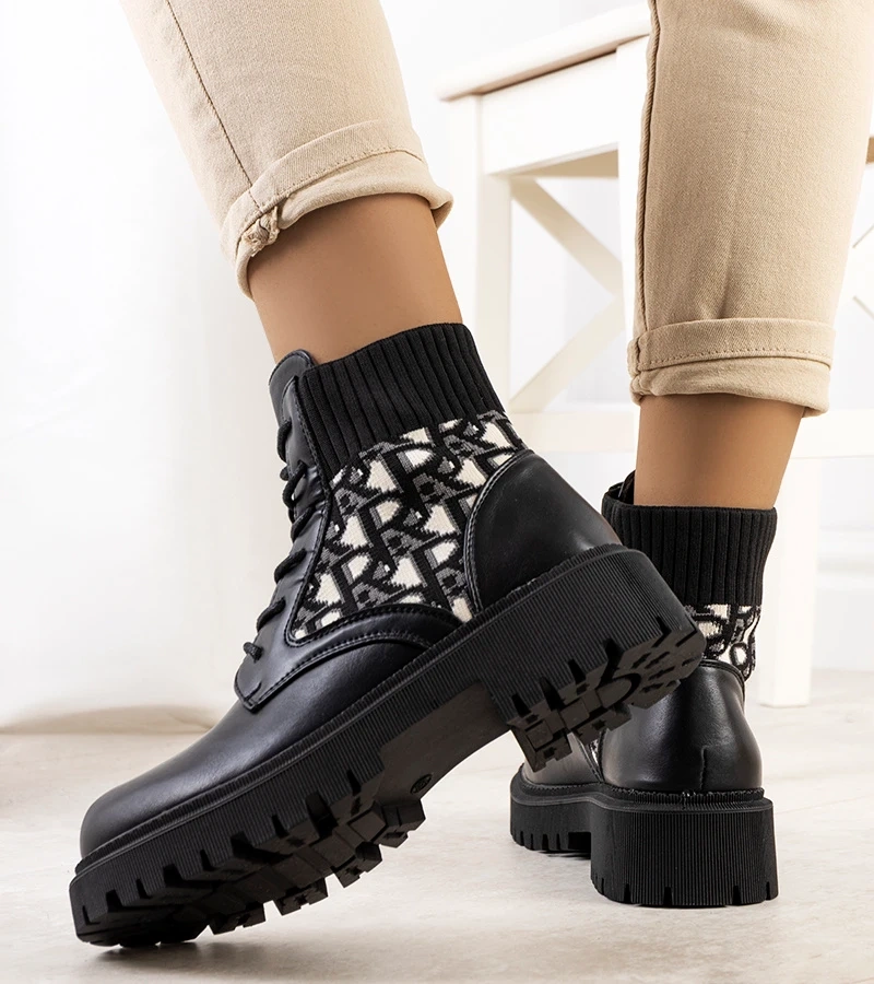 Czarne botki wiązane